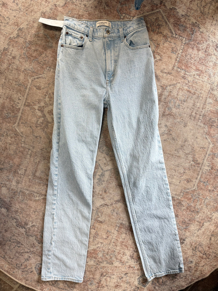 Abercrombie ‘90s Straight Ultra HR Jeans (26x32)