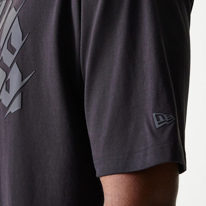 The model is wearing this NBA Chicago Bulls Oversized T-Shirt in black. 5